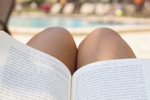 lecture coquine au bord de la piscine